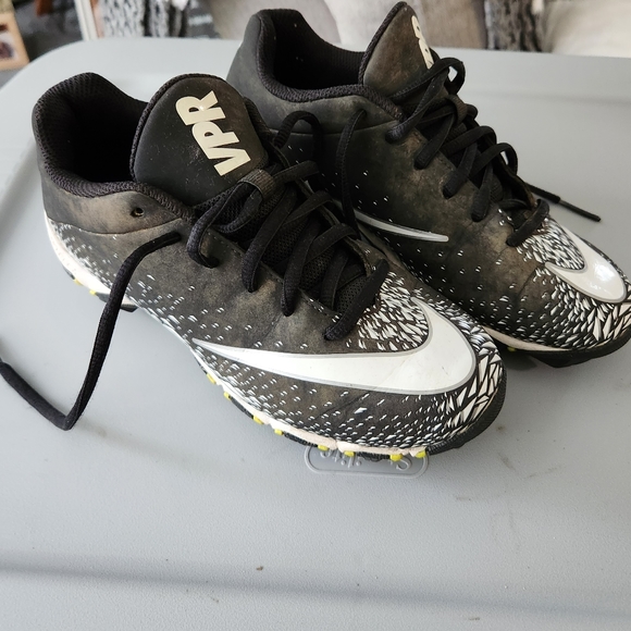 Boys Nike Cleats - Picture 2 of 3